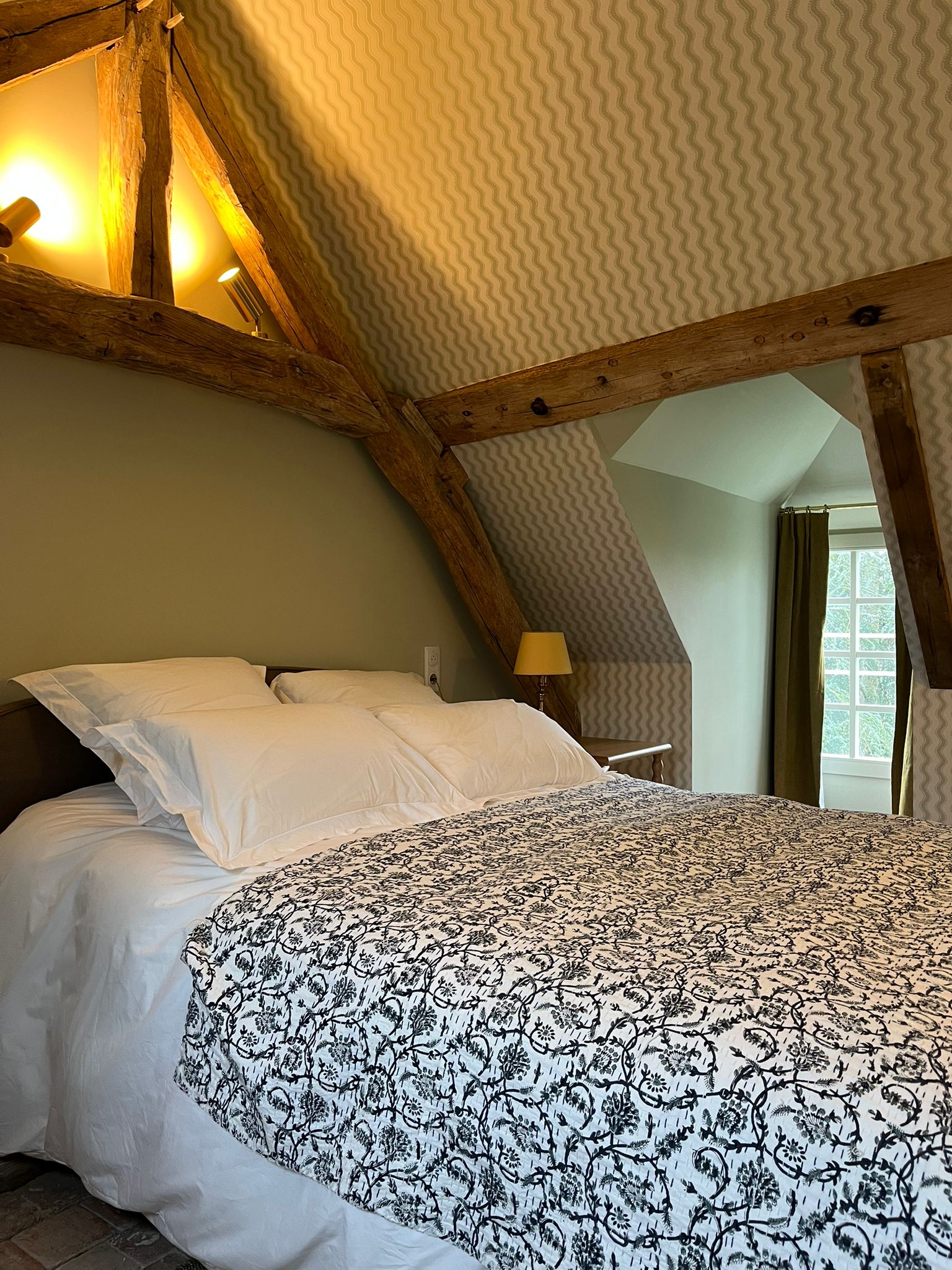 Chambre poutres papier peint ondulé — Prieuré Saint-Bû