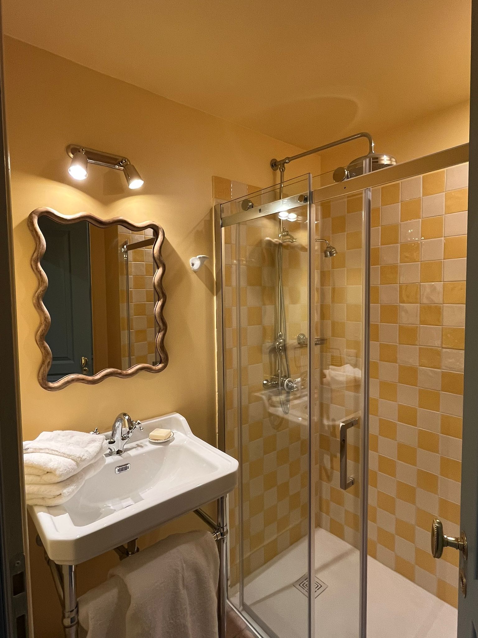 Salle de bain damier jaune miroir cuivre — Prieuré Saint-Bû