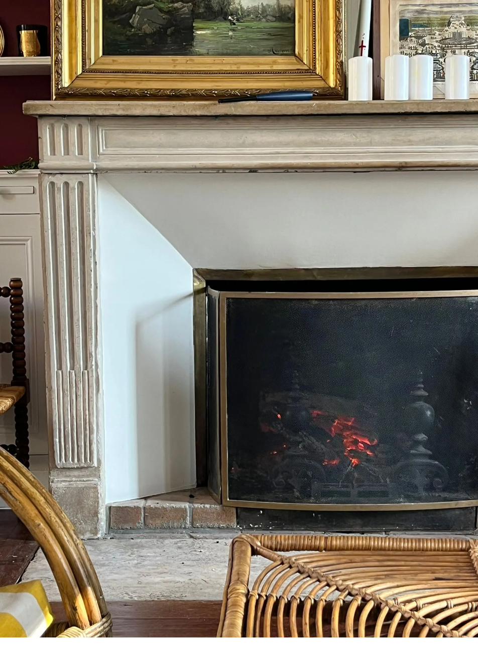 Feu de cheminée au Prieuré Saint-Bû en hiver